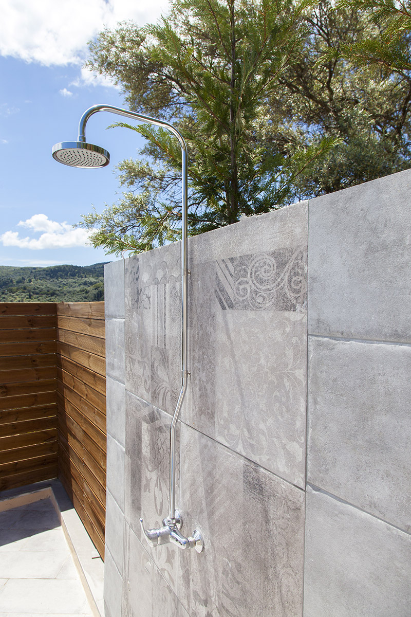 villa-alba-apolpena-lefkada-greece-outdoor-showers