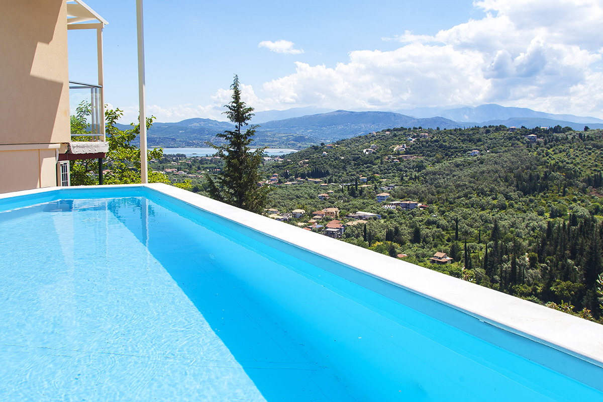 villa-alba-apolpena-lefkas-island-greece-infinity-pool-with-panoramic-town-view