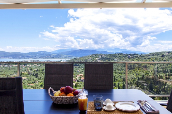 villa-alba-apolpena-lefkada-outdoor-dining-panoramic-town-view