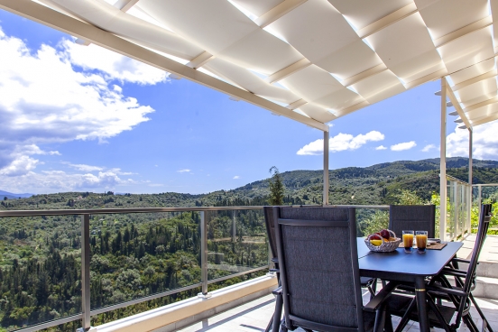 villa-alba-apolpena-lefkada-greece-outdoor-dining-area-with-magneficent-view